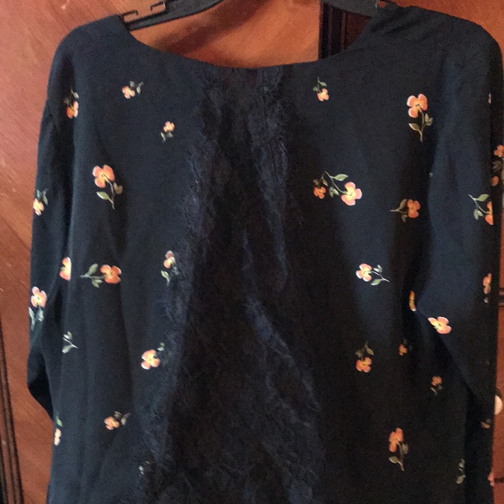 Blouse with ruffled sleeves and lace detail - Picture 6 of 6